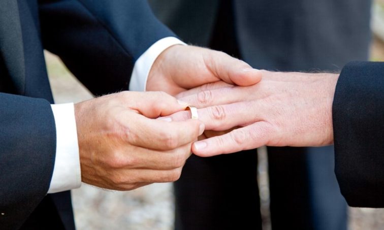 Firma para que la Iglesia apruebe el matrimonio homosexual (Istock)